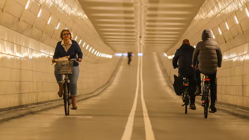 De fietserstunnel van de Maastunnel in Rotterdam