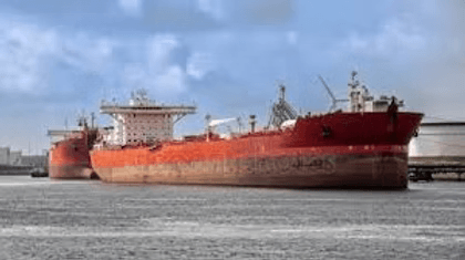 Twee oranjerode tankers afgemeerd in de Rotterdamse haven